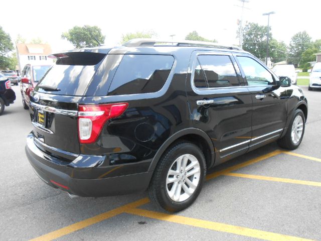 Ford Explorer 31 FOOT SUV