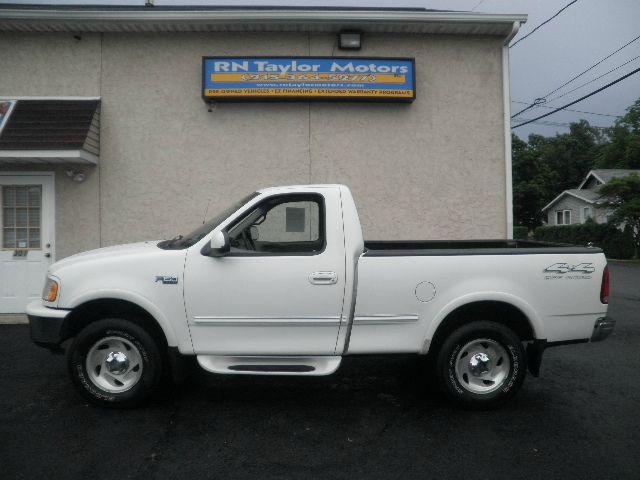 Ford F150 1500 LT 4WD Pickup Truck