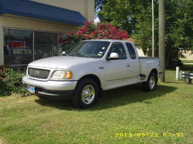 Ford F150 SLE 5.3L V8 4WD 9 Passenger ABS TC Pickup Truck