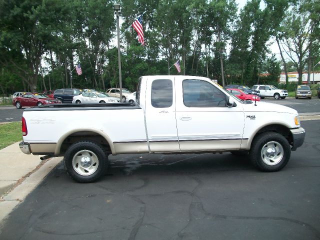 Ford F150 Crew Cab 143.5 WB 4WD SLT Pickup Truck