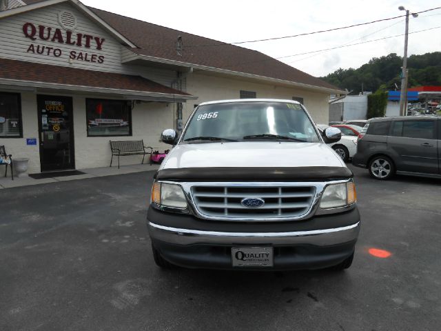 Ford F150 Crew Cab Short Box 2-wheel Drive SLE Pickup Truck