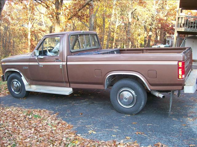 Ford F250 1984 photo 2