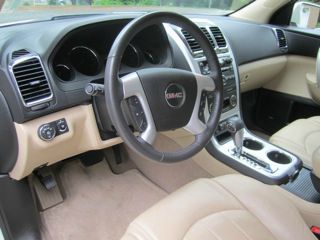 GMC Acadia 2011 photo 2