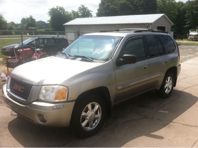 GMC Envoy 2003 photo 2