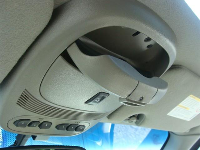 GMC Envoy 2003 photo 2