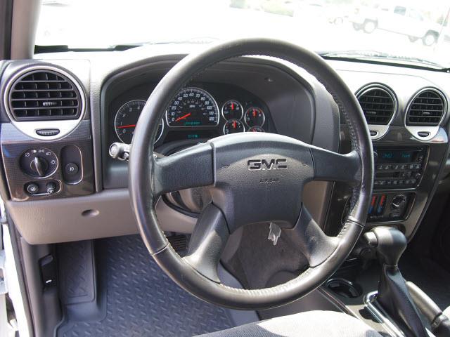 GMC Envoy 2004 photo 23