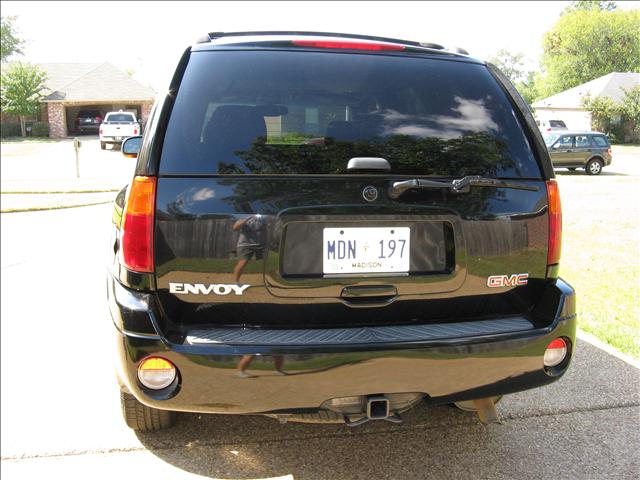 GMC Envoy 2004 photo 2