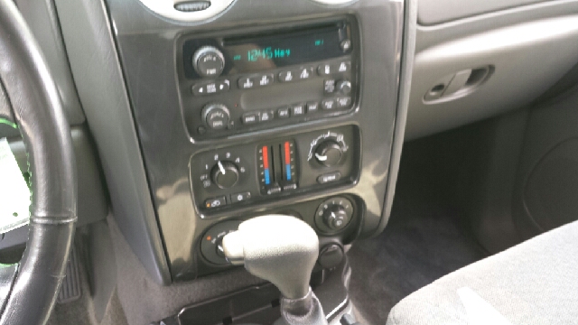 GMC Envoy 2004 photo 2