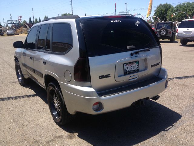 GMC Envoy 2004 photo 2