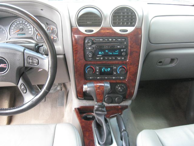 GMC Envoy 2005 photo 2