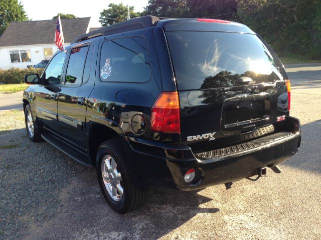 GMC Envoy XL 2005 photo 2