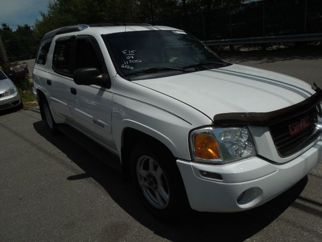 GMC Envoy XUV 2004 photo 2