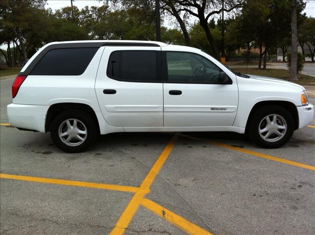 GMC Envoy XUV 2004 photo 2