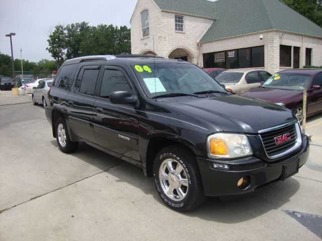 GMC Envoy XUV 2004 photo 2