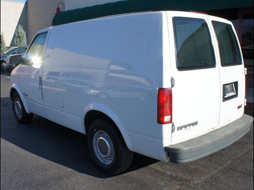 GMC Safari 1999 photo 2