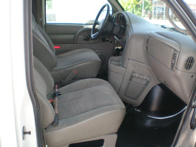 GMC Safari 2003 photo 2