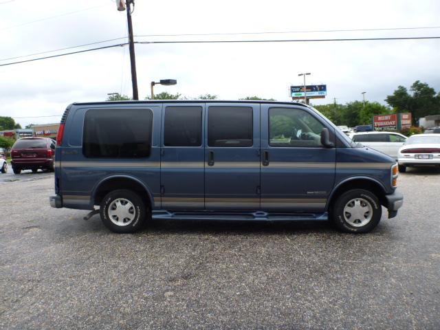 GMC Savana 1999 photo 1