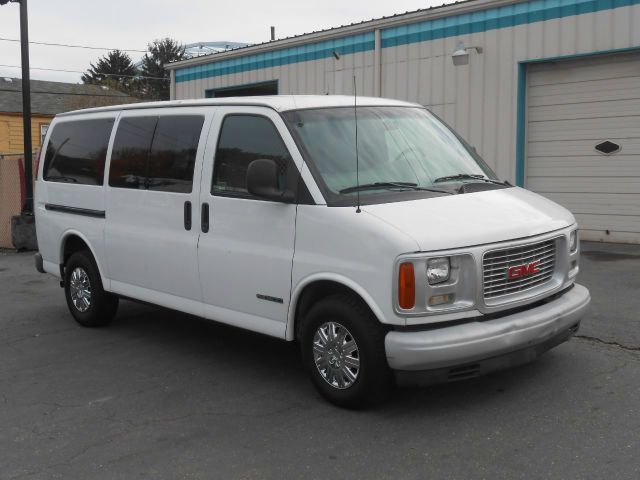 GMC Savana 2000 photo 2