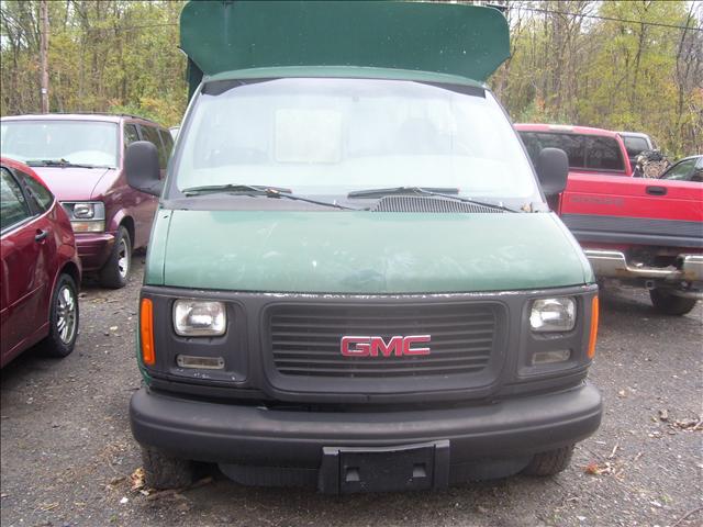 GMC Savana 2000 photo 2