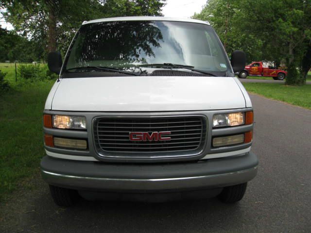 GMC Savana 2001 photo 11