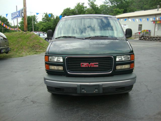 GMC Savana 2001 photo 2