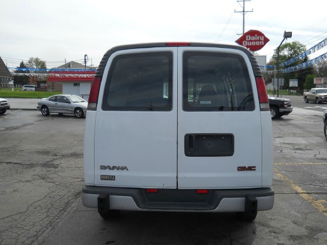 GMC Savana 2001 photo 2