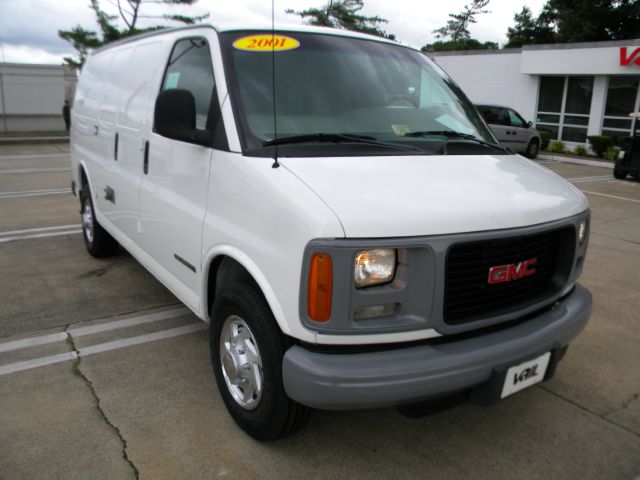 GMC Savana 2001 photo 2