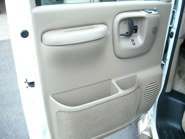 GMC Savana 2002 photo 9