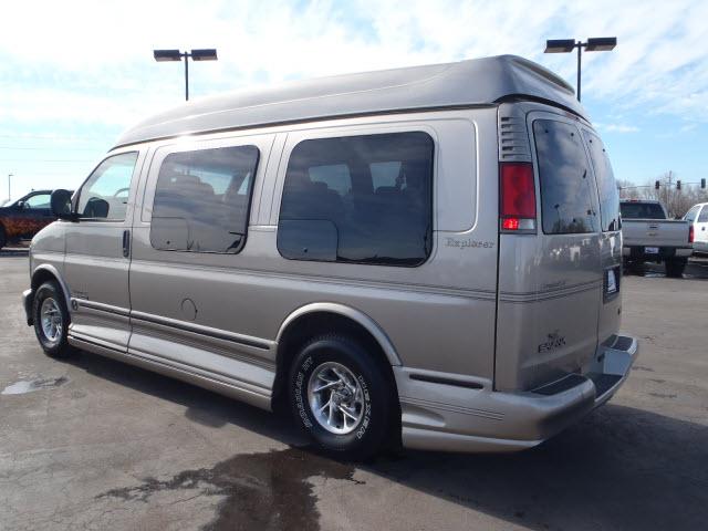 GMC Savana 2002 photo 2