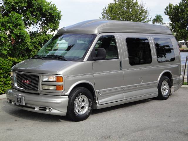 GMC Savana 2002 photo 1