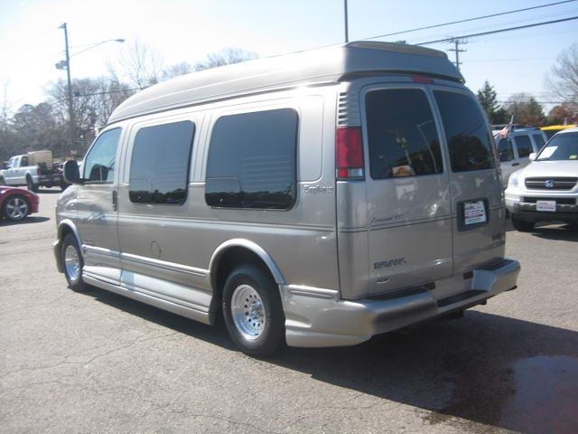 GMC Savana 2002 photo 2