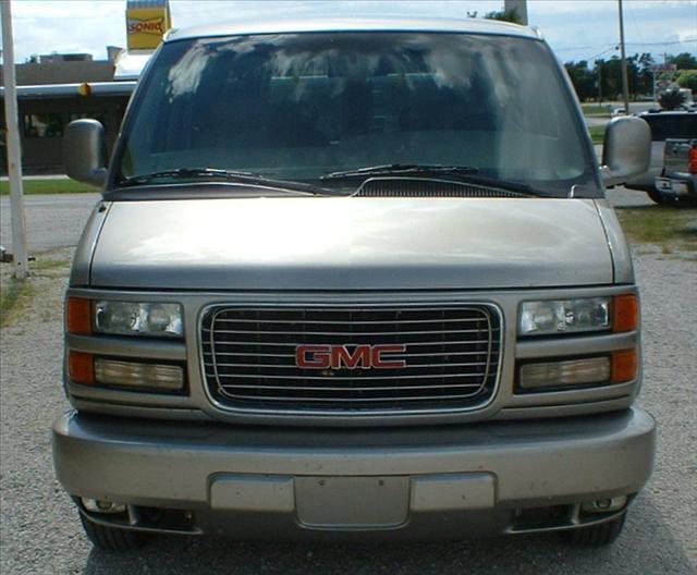 GMC Savana 2002 photo 2