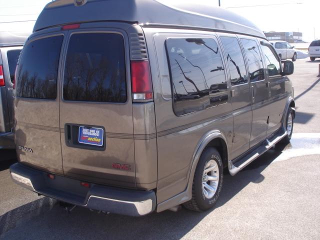 GMC Savana 2002 photo 2