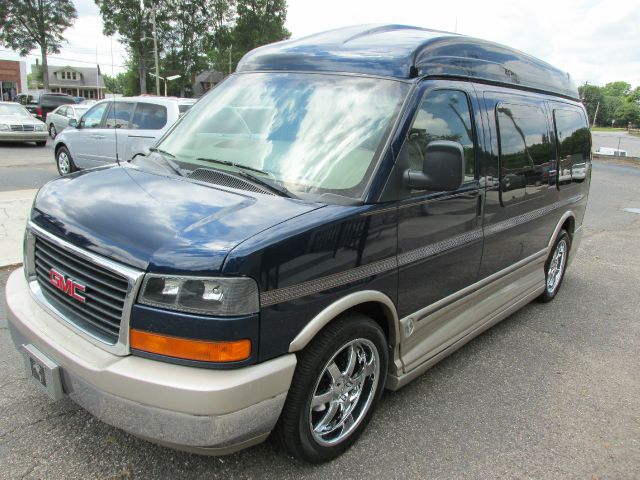 GMC Savana 2003 photo 2