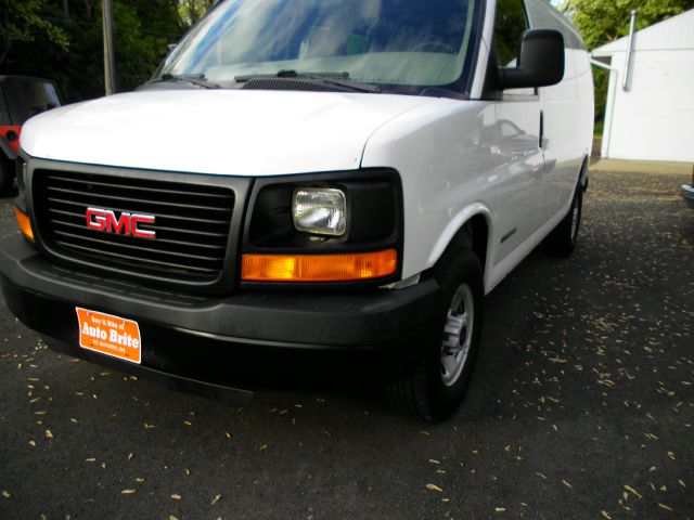 GMC Savana 2004 photo 1