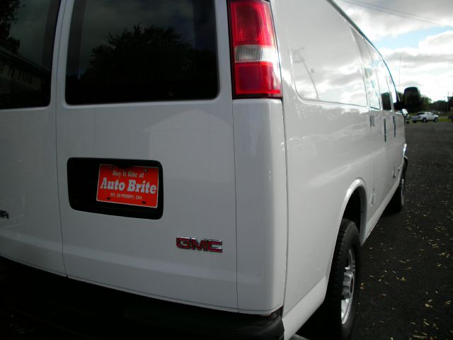 GMC Savana 2004 photo 2