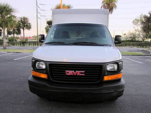 GMC Savana 2004 photo 2