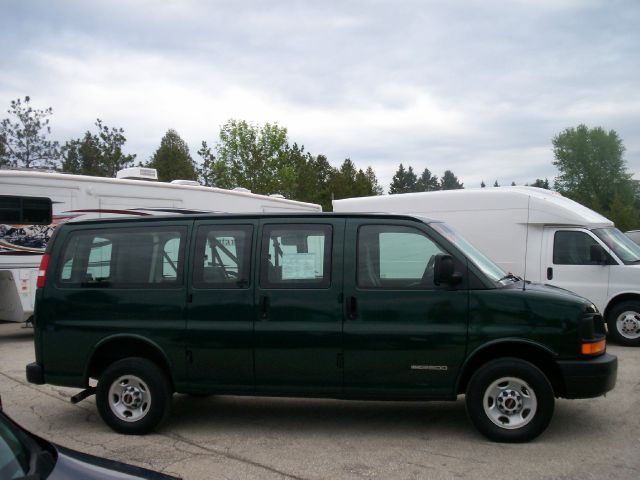 GMC Savana 2004 photo 2