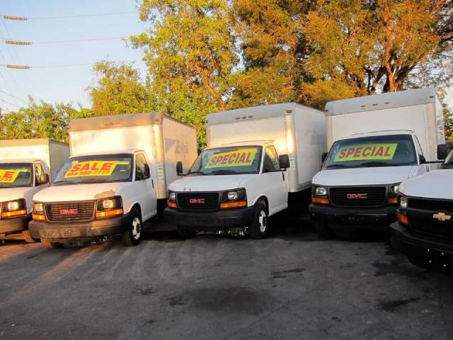 GMC Savana Base Box Truck