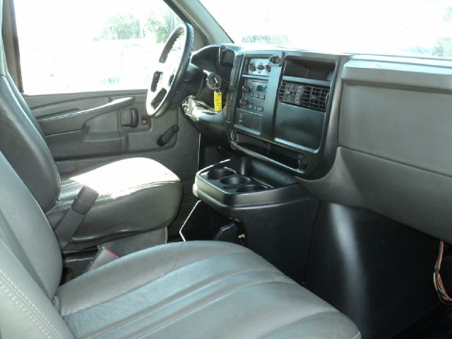 GMC Savana 2004 photo 3