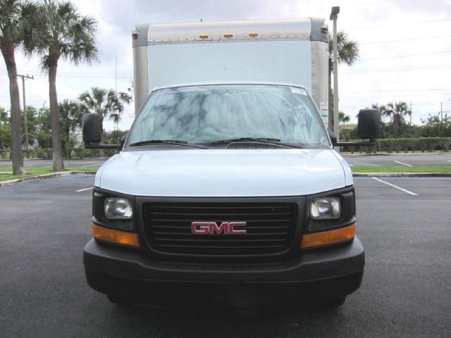 GMC Savana 4dr Wgn RWD Box Truck