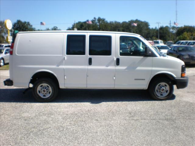 GMC Savana 2004 photo 2