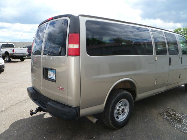 GMC Savana 2004 photo 1