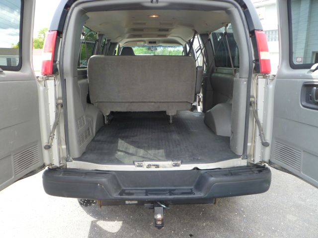 GMC Savana 2004 photo 14