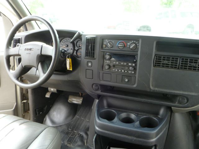 GMC Savana 2004 photo 2