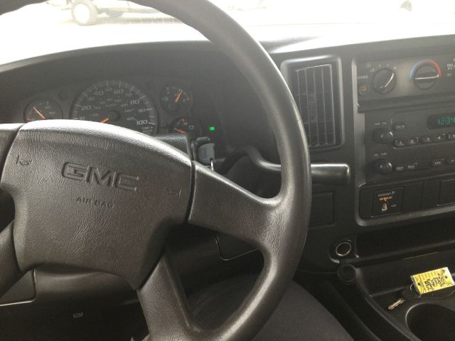 GMC Savana 2005 photo 2