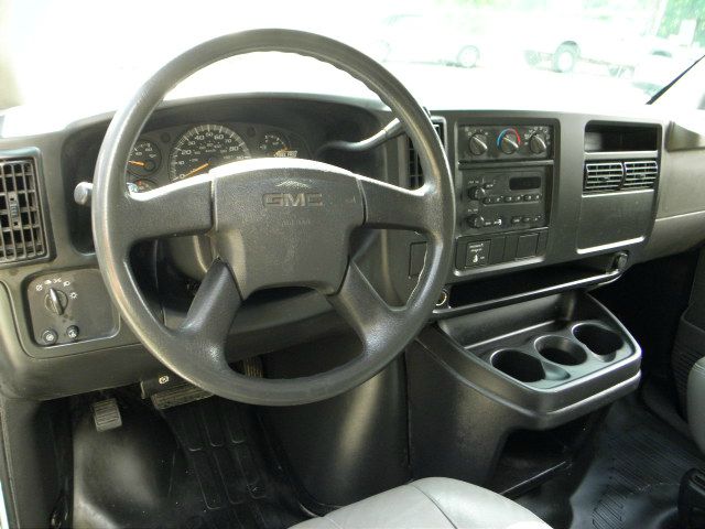 GMC Savana 2005 photo 2