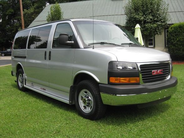 GMC Savana 2010 photo 1