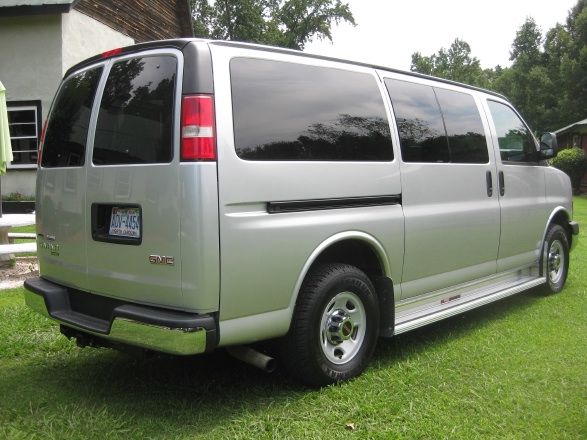 GMC Savana 2010 photo 2