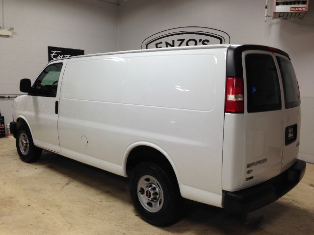 GMC Savana 2010 photo 1